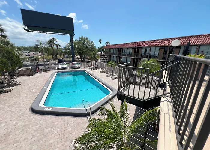 Tarpon Shores Inn
