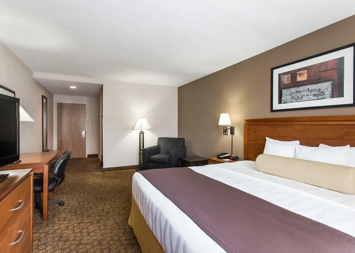 Days Inn & Suites By Wyndham Fort Pierce I-95