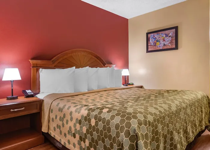 Econo Lodge Inn & Suites Maingate Central