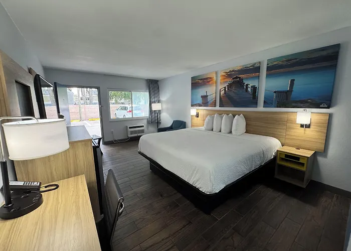 Econo Lodge University