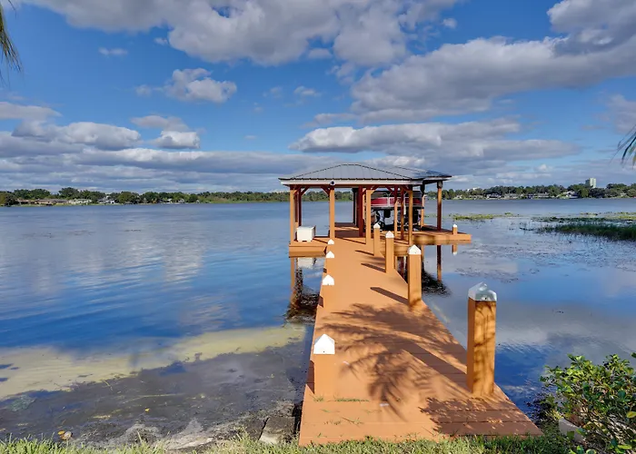Lakefront Winter Haven Retreat: Hot Tub & Patio!