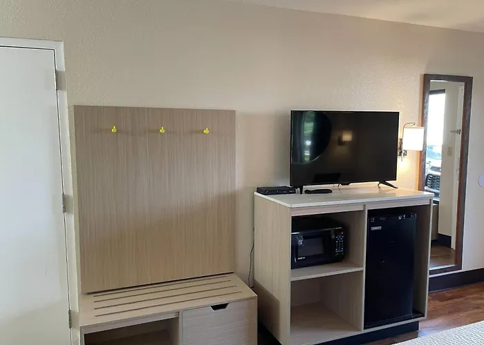Days Inn & Suites By Wyndham Navarre - Near Beaches Hurlburt