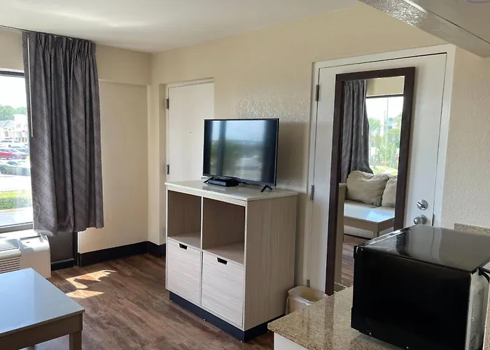 Days Inn & Suites By Wyndham Navarre - Near Beaches Hurlburt