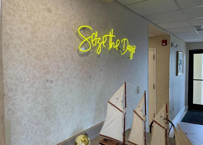 Days Inn & Suites By Wyndham Navarre - Near Beaches Hurlburt