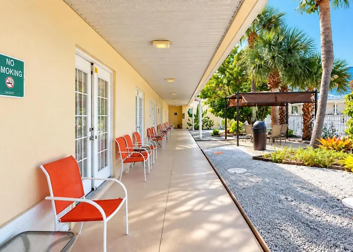 Island Sun Inn & Suites - Historic Venice & Beach Getaway