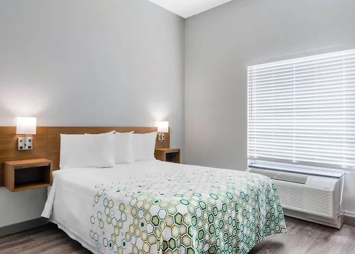 Hometowne Studios By Red Roof Tampa - Airport