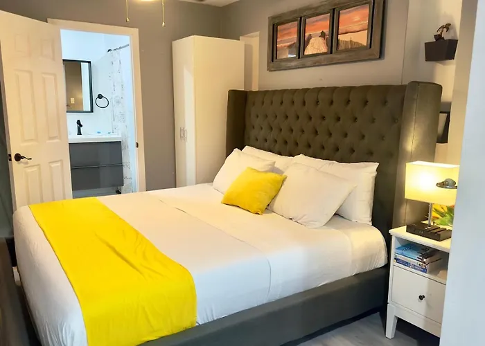 Modern Apartment, Private Entrance, Private Backyard