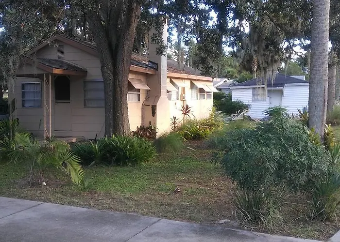 1 Beige Cozy Bungalow Or 1 White Cozy Efficiency Cottage In Titusville