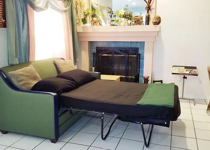 Cozy And Conveniently Located Pool Home With Free Wifi