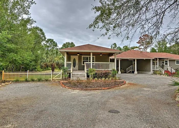 Crystal River Cottage On 1 Acre W/ Deck & Porch!
