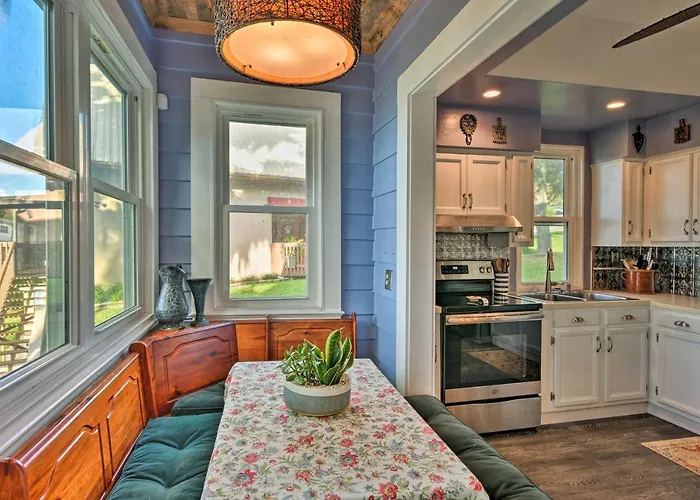 Lakefront Florida Retreat - Pool Table & Boat Dock