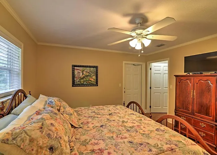 Crystal River Cottage On 1 Acre W/ Deck & Porch!
