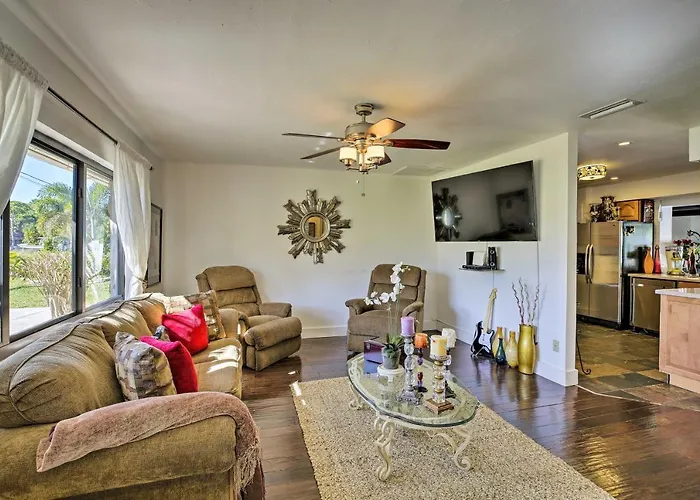 Pet-Friendly Oasis W/ Deck & Fire Pit In Bokeelia!