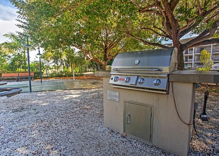 Sanibel Island Studio: Pool Access, Walk To Beach