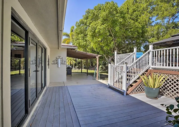 Pet-Friendly Oasis W/ Deck & Fire Pit In Bokeelia!